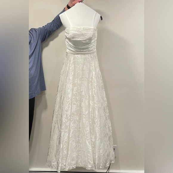 Beautiful ivory wedding gown - Picture 2 of 11